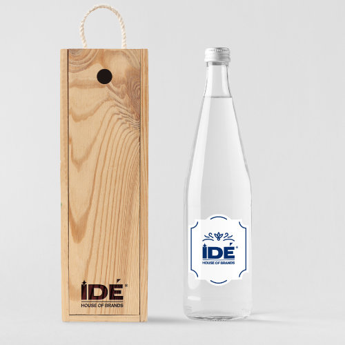 Glassflaske og en flaskeholder i tre med IDÉ logo